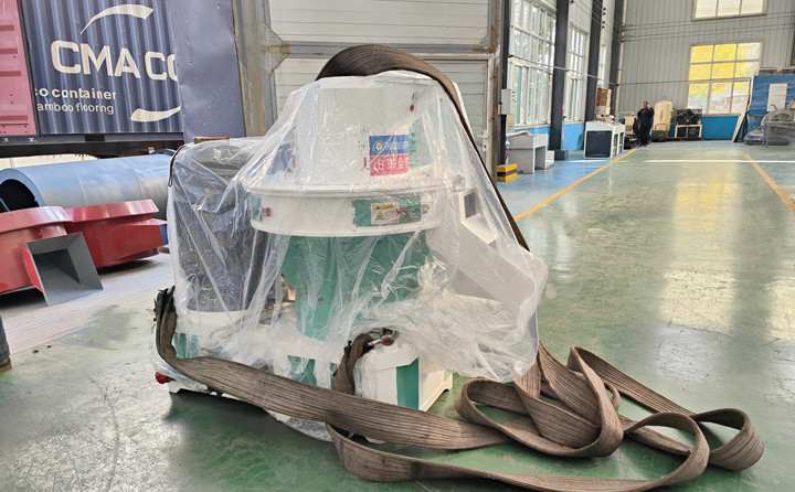 顆粒機單機時產量可以達到0.7-1噸，一天按照10小時計算，可以產出7-10噸成品顆粒，按照1噸顆粒最低100元錢利潤來計算，一天的利潤可以達到700-1000元。